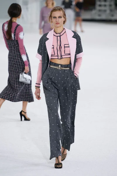 Look 10
